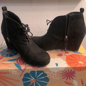 Black wedges